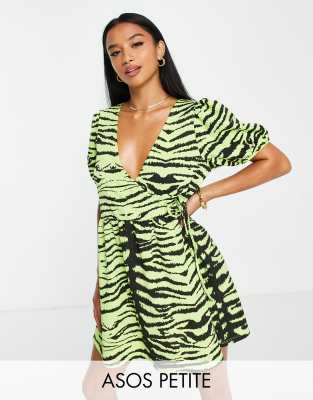 ASOS DESIGN Petite - Kurzärmliges Hängerkleid im Wickeldesign in Limettengrün mit Zebramuster-Bunt