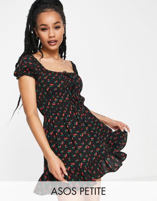 ASOS DESIGN Petite - Kurzärmliges Mini-Freizeitkleid mit Kirsch-Print und Bindedetail vorne-Bunt