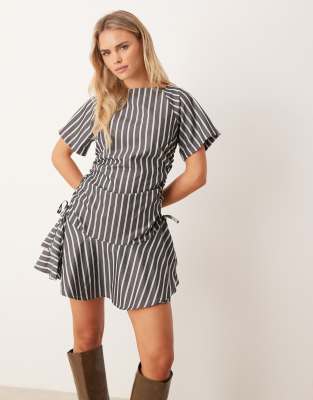 ASOS DESIGN Petite - Kurzärmliges Minikleid in Grau mit Streifen und gerafftem Bindedetail an der Taille