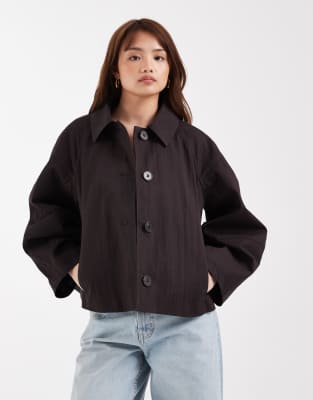 ASOS DESIGN Petite - Kurzer Trenchcoat in Schokobraun mit Faltendetail-Brown