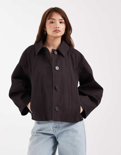 ASOS DESIGN Petite – Kurzer Trenchcoat in Schokobraun mit Faltendetail - view 1
