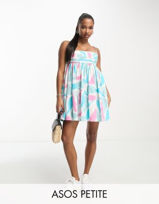 ASOS DESIGN Petite - Kurzes Babydoll-Sommerkleid aus Baumwolle mit Zierfalten in abstraktem Blau-Bunt