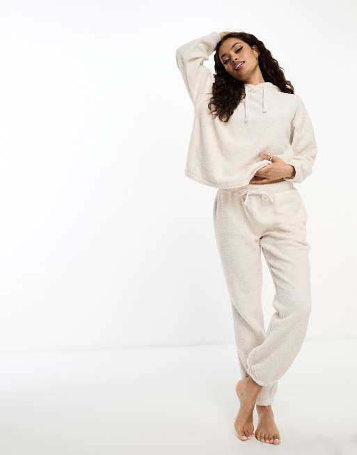 ASOS DESIGN Petite – Kuscheliges Lounge-Set in Cremeweiß aus Teddyfell mit Kapuzenpullover und Jogginghose
