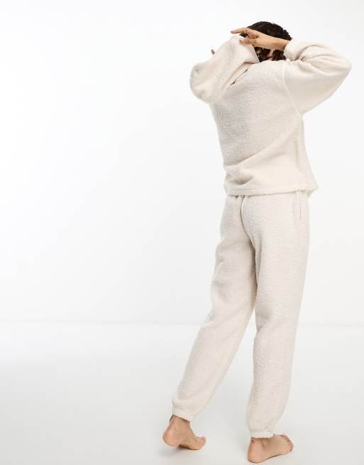 ASOS DESIGN Petite – Kuscheliges Lounge-Set in Cremeweiß aus Teddyfell mit Kapuzenpullover und Jogginghose, 3 von 5