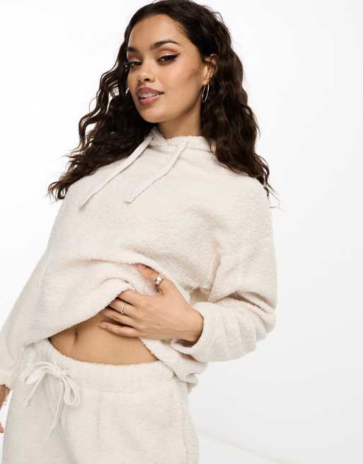 ASOS DESIGN Petite – Kuscheliges Lounge-Set in Cremeweiß aus Teddyfell mit Kapuzenpullover und Jogginghose, 4 von 5