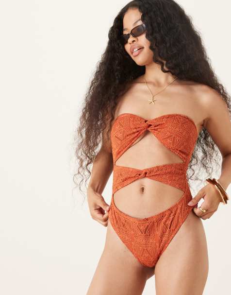 ASOS DESIGN Petite – Kyle Brooke – Rdzawopomarańczowy strój kąpielowy z dekoltem bandeau, skręconym przodem i haftem angielskim - view 1