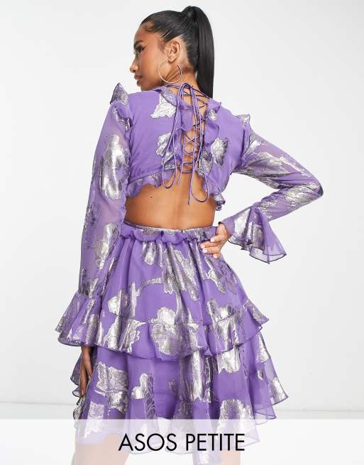ASOS DESIGN Petite - Lagdelt lilla minikjole med flæsedetaljer i blomstret jacquard