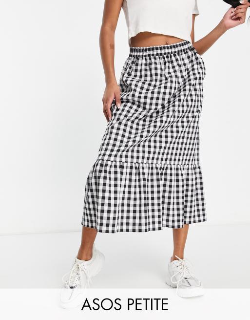 ASOS DESIGN Petite - Lagdelt midinederdel med lommer i gingham