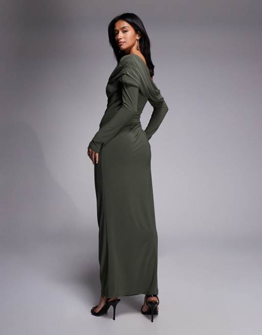 ASOS DESIGN Petite – Langärmliges, figurbetontes Maxikleid in Khaki mit Raffung, abfallender Schulterpartie und Drapierung, 3 von 4