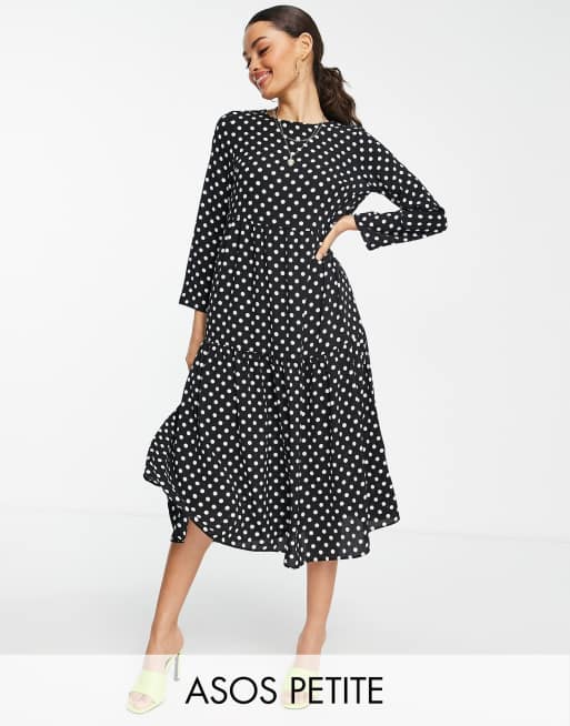 ASOS DESIGN Petite – Langärmliges, gestuftes Midi-Hängerkleid in Schwarz-Weiß gepunktet