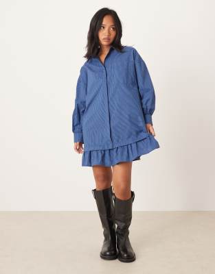 ASOS DESIGN Petite - Langärmliges, kariertes Mini-Hemdblusenkleid in Marineblau und Rüschensaum-Bunt