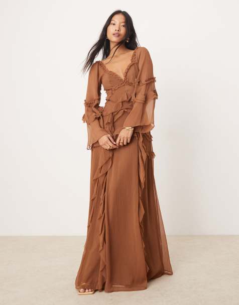 ASOS DESIGN Petite – Langärmliges Maxikleid in Braun mit Rüschen und V-Ausschnitt - view 1