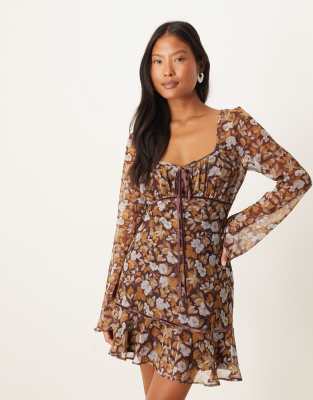 ASOS DESIGN Petite - Langärmliges Minikleid in Braun mit Blumenmuster und geraffter Brustpartie-Bunt