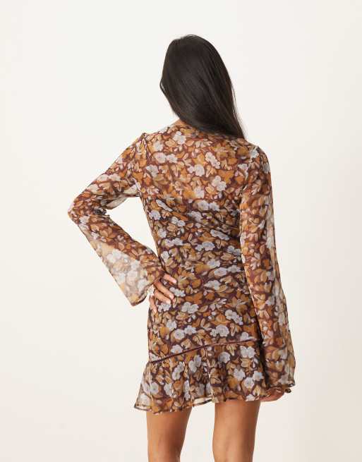 ASOS DESIGN Petite – Langärmliges Minikleid in Braun mit Blumenmuster und geraffter Brustpartie, 4 von 4