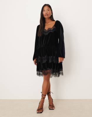 ASOS DESIGN Petite - Langärmliges Samt-Minikleid in Schwarz mit Herzausschnitt