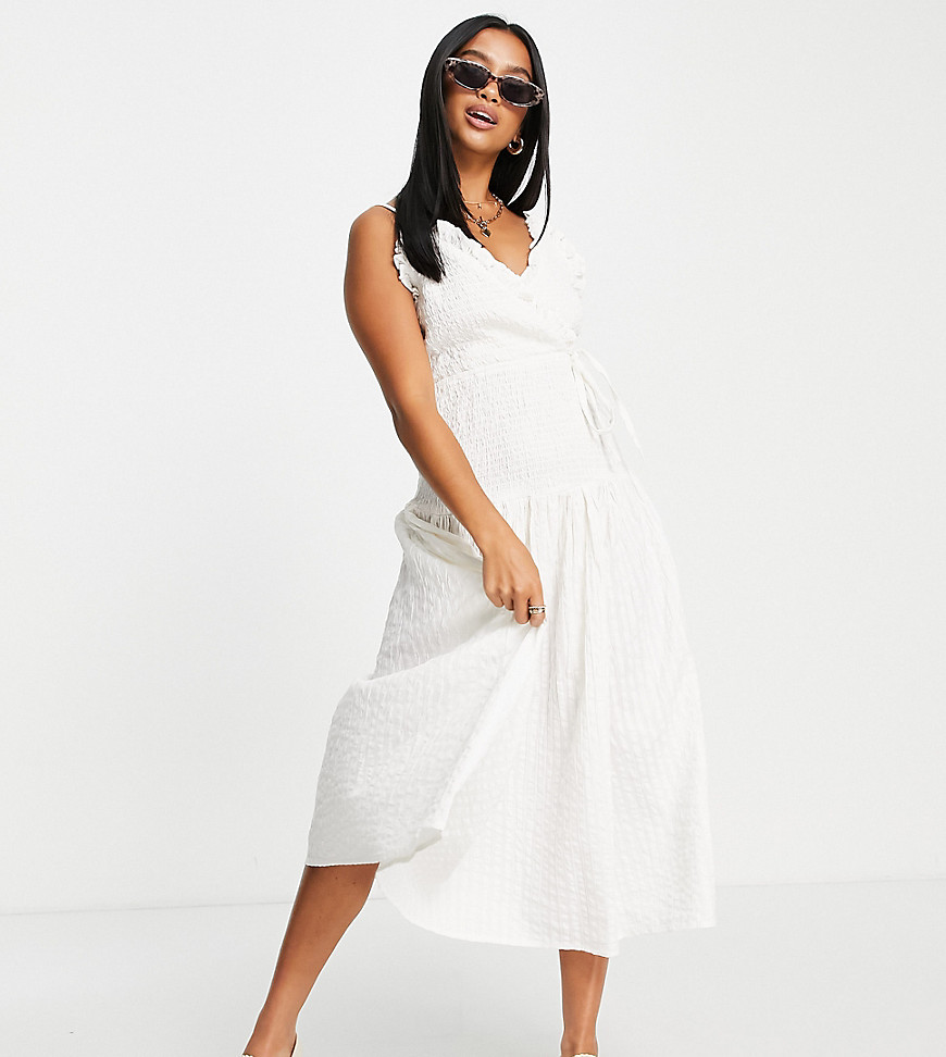 ASOS DESIGN Petite - Lange cami-jurk met overslag en gesmokte taille in witte seersucker