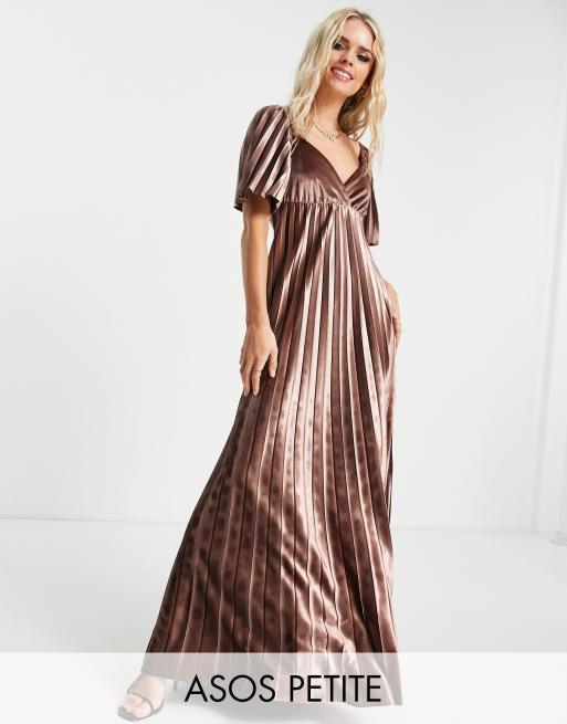 ASOS DESIGN Petite - Lange geplooide jurk van fluweel met empirelijn en gedraaide achterkant in goud