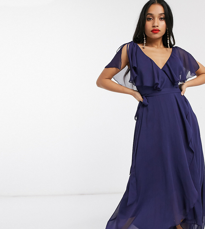 ASOS DESIGN Petite - Lange jurk met split en strik op de mouwen, cape op de rug en lange achterkant-Blauw