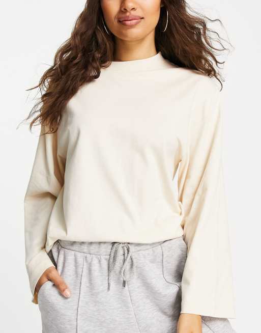 ASOS DESIGN Petite - Langærmet t-shirt med vide ærmer i creme, 3 af 4