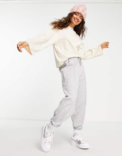 ASOS DESIGN Petite - Langærmet t-shirt med vide ærmer i creme, 4 af 4