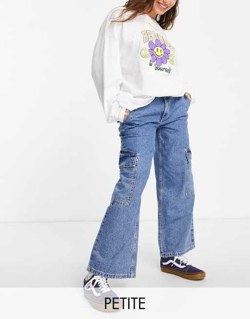 ASOS DESIGN Petite - Lavtaljede cargojeans i bomuldsblanding i blå mellemvask - LBLUE