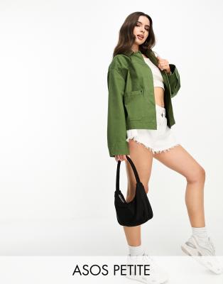 ASOS DESIGN Petite - Leichte Baumwoll-Hemdjacke in dunklem Khaki mit Taschen-Grün