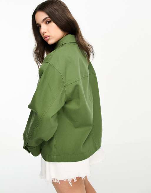 ASOS DESIGN Petite – Leichte Baumwoll-Hemdjacke in dunklem Khaki mit Taschen, 3 von 4