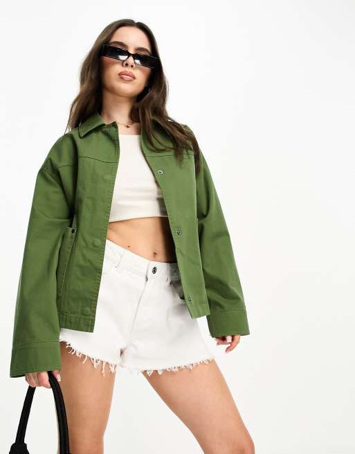 ASOS DESIGN Petite – Leichte Baumwoll-Hemdjacke in dunklem Khaki mit Taschen, 4 von 4