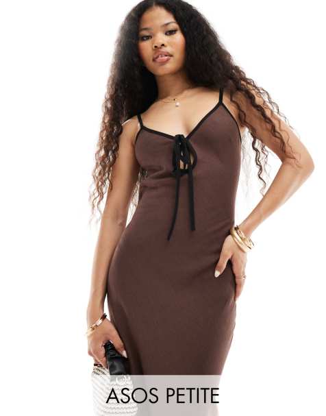 ASOS DESIGN Petite – Leinen-Trägerkleid in Schokobraun mit kontrastierender Paspelierung - view 1