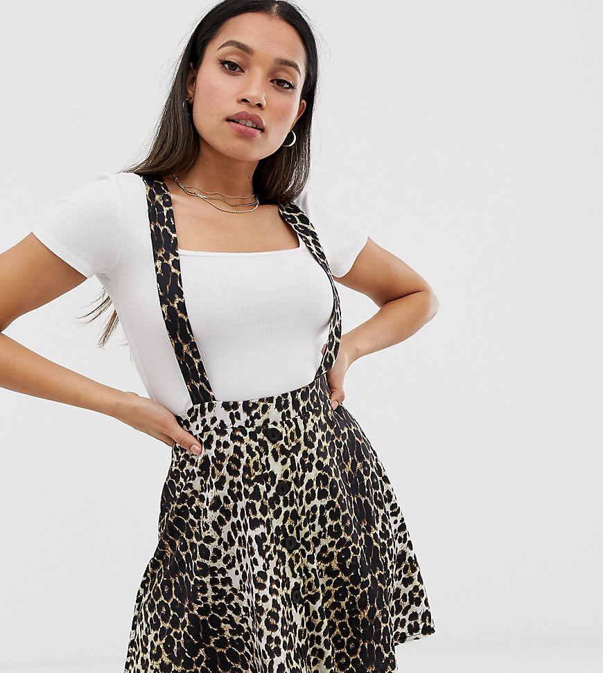 ASOS DESIGN Petite – Leopardmönstrad minikjol i förklädesmodell med knappar fram-Flerfärgad