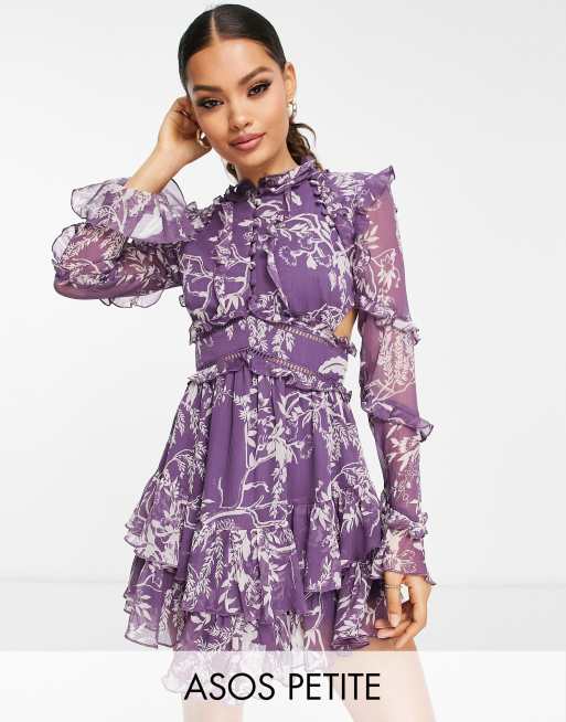 ASOS DESIGN Petite – Lila, blommig miniklänning med volanger och knappdetaljer