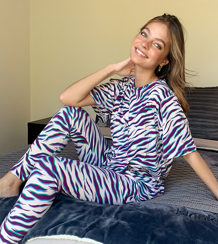 ASOS DESIGN Petite – Lila exklusiv t-shirt och leggings i zebramönster