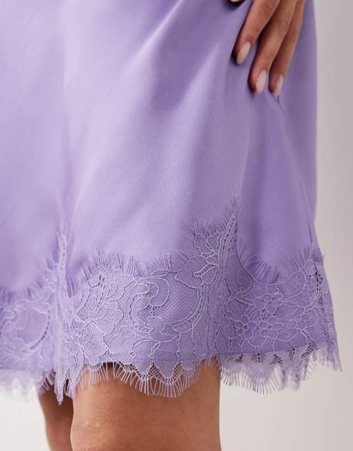 ASOS DESIGN Petite – Lila miniklänning i satin med rak halsringning och spetsfåll, 2 av 4