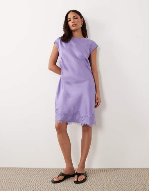 ASOS DESIGN Petite – Lila miniklänning i satin med rak halsringning och spetsfåll, 3 av 4