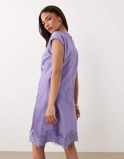 ASOS DESIGN Petite – Lila miniklänning i satin med rak halsringning och spetsfåll, 4 av 4