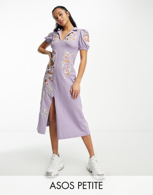 ASOS DESIGN Petite – Liliowa sukienka midi z kołnierzykiem w haftowany kwiatowy wzór