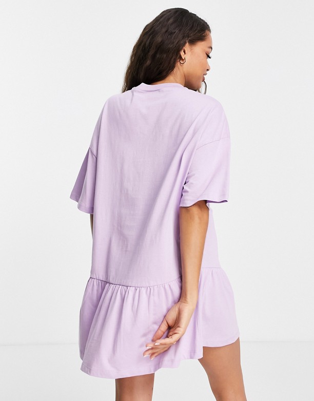  Wszystkie Rozmiary ASOS DESIGN Petite – Liliowa sukienka T-shirtowa oversize z falbanką u dołu Liliowy