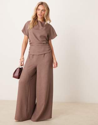 ASOS DESIGN Petite – Jumpsuit in mokkabrauner Leinenoptik mit Rückenausschnitt und gerafftem Detail