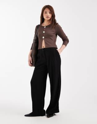 linen look wide leg pants with pleated detailing in black