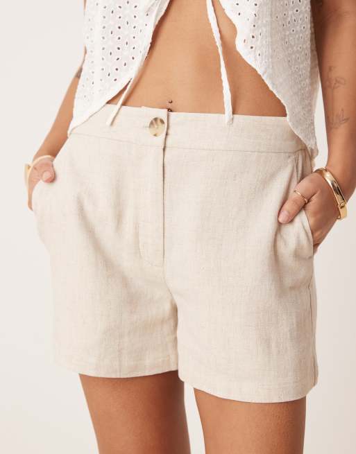 ASOS DESIGN Petite – Ljusbeige, avslappnade dad-shorts i linnemix, 2 av 5