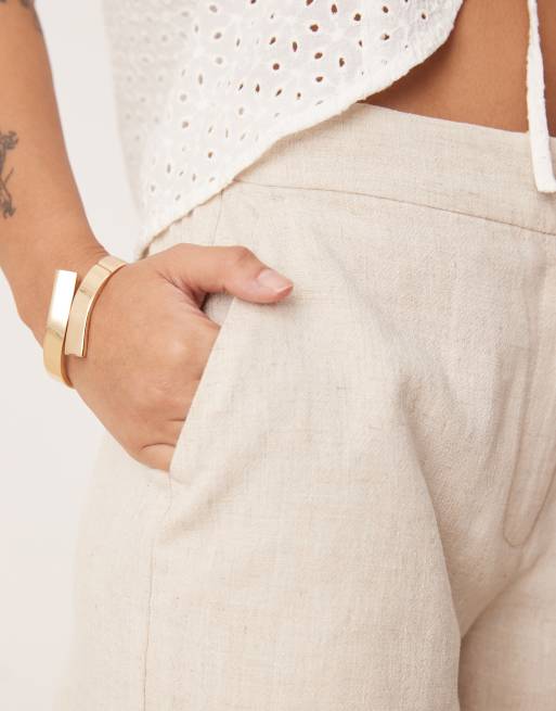 ASOS DESIGN Petite – Ljusbeige, avslappnade dad-shorts i linnemix, 4 av 5