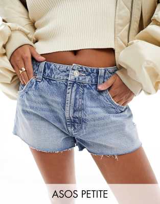 ASOS DESIGN Petite - Locker geschnittene Jeans-Shorts in verwaschenem Mittelblau