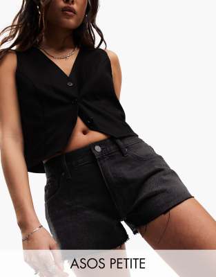 ASOS DESIGN Petite - Locker geschnittene Jeansshorts in verwaschenem Schwarz-Black