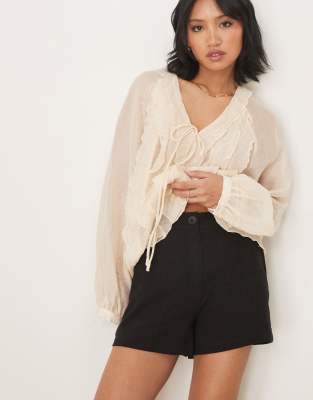 ASOS DESIGN Petite - Locker sitzende Dad-Shorts in Schwarz mit Leinenanteil