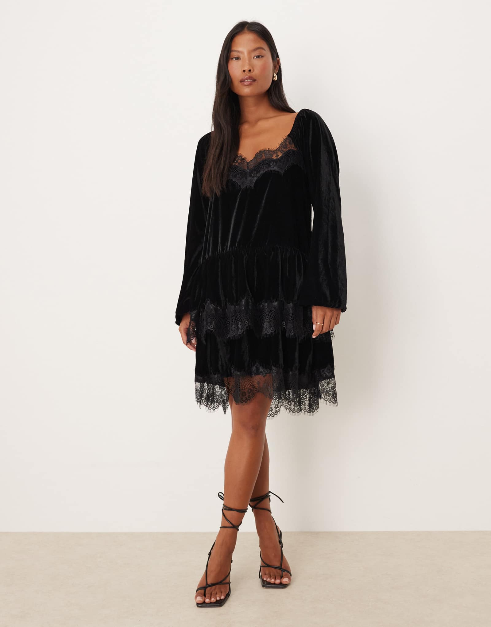 Миниатюрное бархатное мини-платье с глубоким вырезом и длинными рукавами от ASOS DESIGN черного цвета