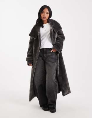 ASOS DESIGN Petite - Longline-Mantel aus kuscheligem Teddyfell in Anthrazit mit Stehkragen-Grau