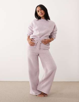 ASOS DESIGN Petite - Lounge-Kuschel-Set in Flieder mit Sweatshirt mit Rundhalsausschnitt und Hose mit weitem Bein-Weiß