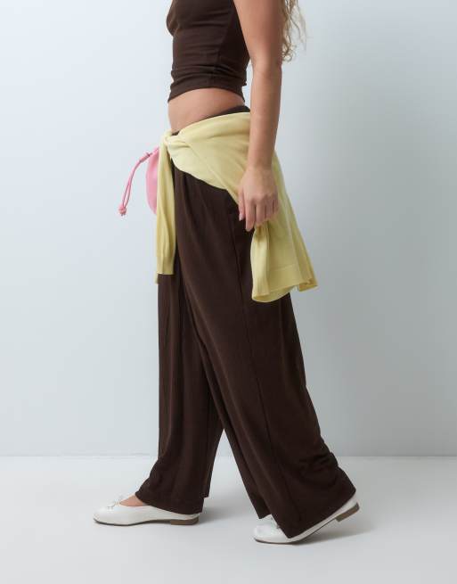 ASOS DESIGN Petite lounge mix & match geribbelde broek met wijde pijpen in chocoladebruin, 2 van 5