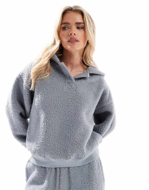 ASOS DESIGN Petite – Lounge-Set aus Oversize-Kapuzenpullover und Jogginghose aus Teddyfell in Blau, 2 von 4