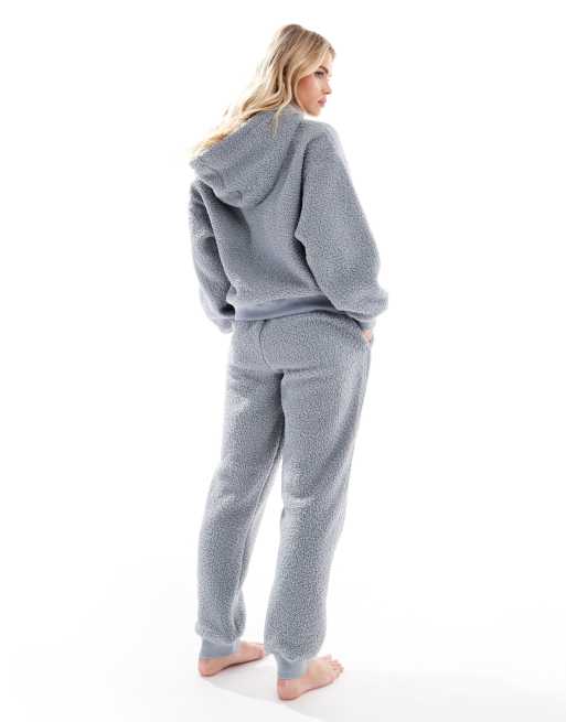 ASOS DESIGN Petite – Lounge-Set aus Oversize-Kapuzenpullover und Jogginghose aus Teddyfell in Blau, 4 von 4